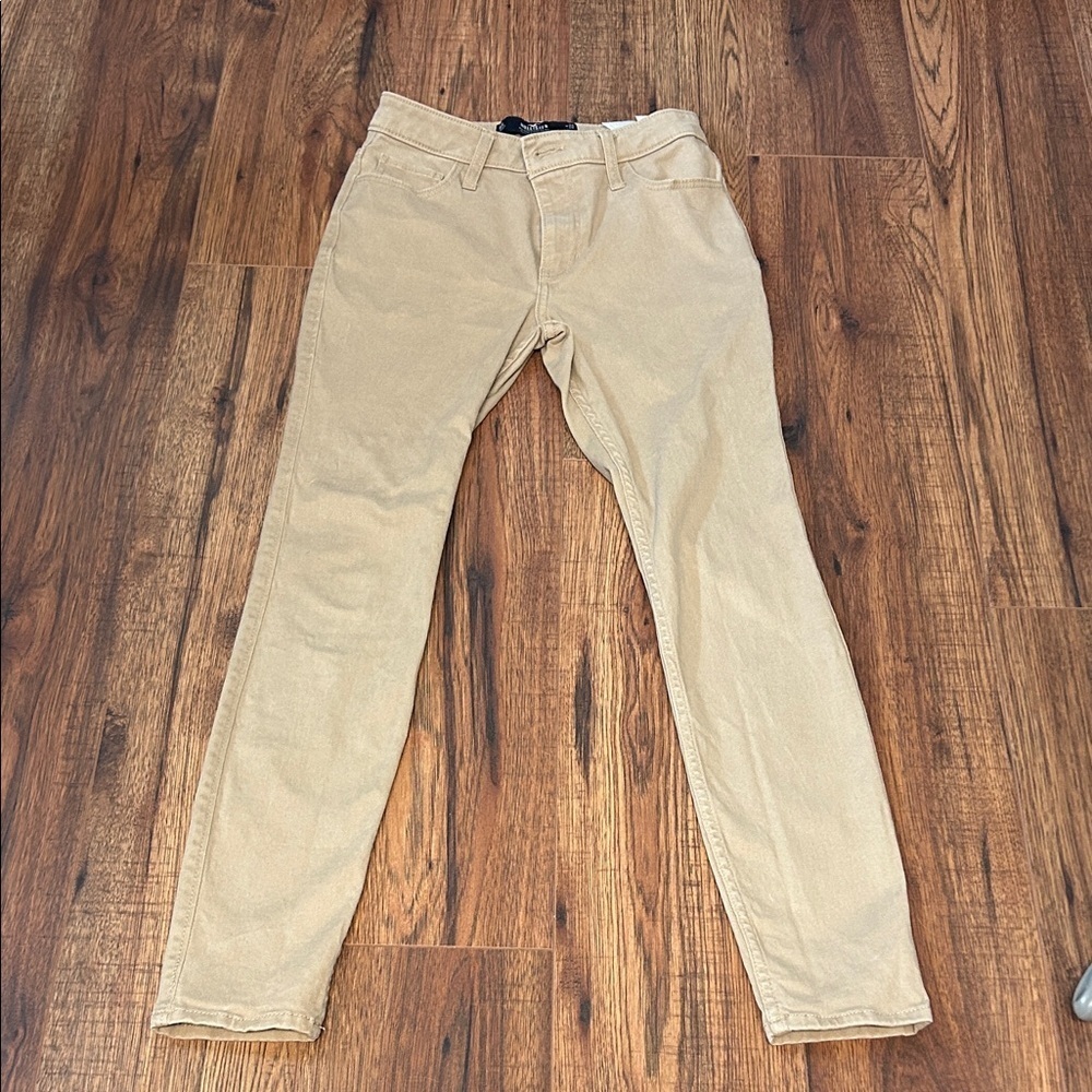 Hollister Women’s Khaki Uniform Mid Rise Super Skinny. Never worn